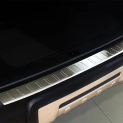 RGM Takapuskurin Kolhusuoja Volvo V70 Vm. 2001-2007, Rosteri